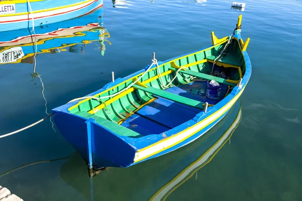 Marsaxlokk Malta Ocak 2019 Geleneksel Rengarenk Balıkçı Tekneleri Körfezde Yüzmek — Stok fotoğraf