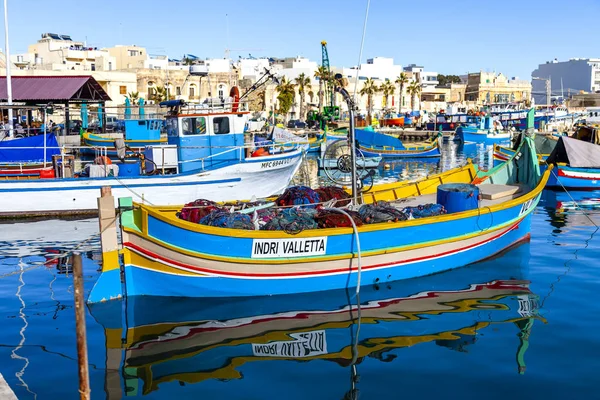 Marsaxlokk, Malta'da, 8 Ocak 2019. Geleneksel rengarenk balıkçı tekneleri körfezde yüzmek