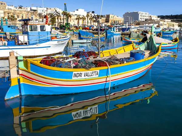 Marsaxlokk, Malta'da, 8 Ocak 2019. Geleneksel rengarenk balıkçı tekneleri körfezde yüzmek