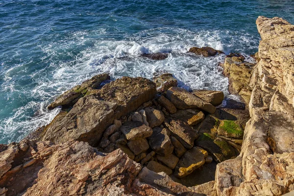 Pintorescas Olas Marinas Cerca Costa Rocosa Del Mar Mediterráneo —  Fotos de Stock