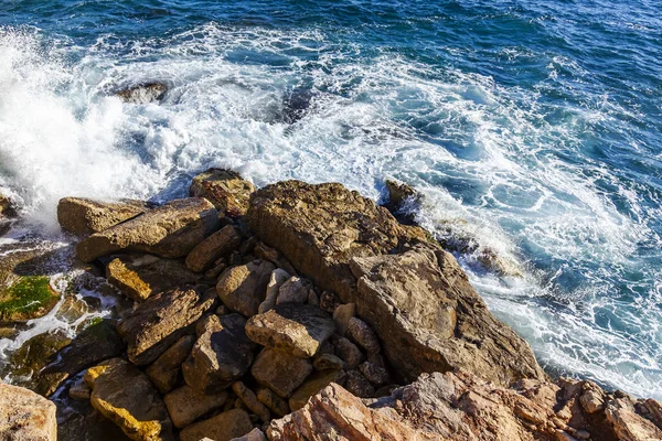 地中海の海の岩の海岸の近くの美しい海波 — ストック写真