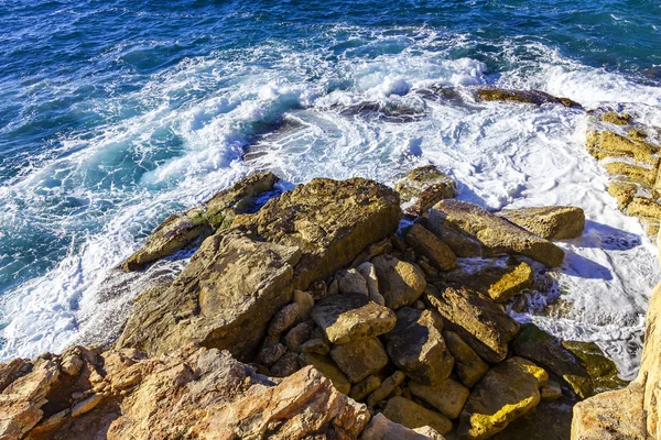 Malebné Mořské Vlny Blízkosti Skalnatého Pobřeží Středozemního Moře — Stock fotografie