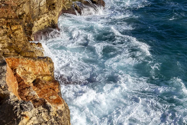 Malerische Meereswellen Nahe Der Felsigen Küste Des Mittelmeeres — Stockfoto
