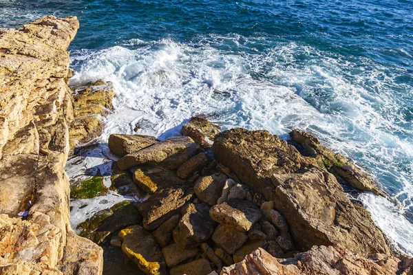 Malerische Meereswellen Nahe Der Felsigen Küste Des Mittelmeeres — Stockfoto