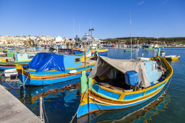 Marsaxlokk, Malta'da, 8 Ocak 2019. Geleneksel rengarenk balıkçı tekneleri körfezde yüzmek