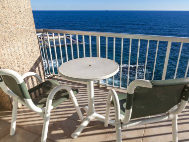 Pitoresk deniz dalgaları Akdeniz kıyısındaki bir balkon görüntülemek