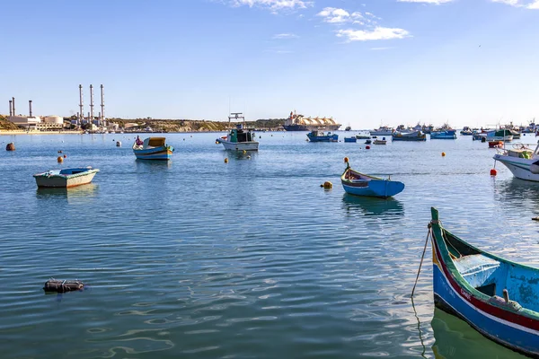 Marsaxlokk Malta Января 2019 Года Заливе Плавают Традиционные Пестрые Рыбацкие — стоковое фото