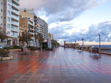 Sliema, Malta, 5 Ocak 2019 tarihinde. Bay pitoresk dolgu ile güneşin bir yağmur sonra şafakta yaktı