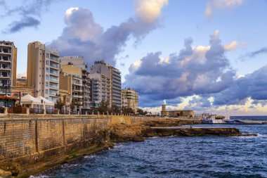 Sliema, Malta, 5 Ocak 2019 tarihinde. Bay pitoresk dolgu ile güneşin bir yağmur sonra şafakta yaktı