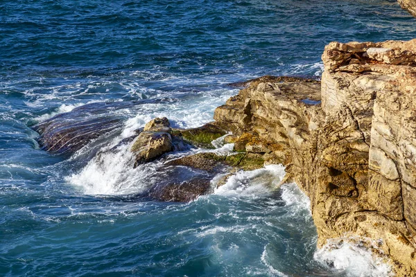 Onde Pittoresche Vicino Alla Costa Rocciosa Del Mar Mediterraneo — Foto Stock