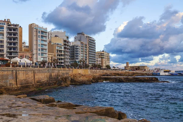 Sliema, Malta, 5 Ocak 2019 tarihinde. Bay pitoresk dolgu ile güneşin bir yağmur sonra şafakta yaktı