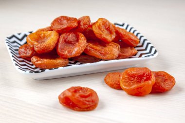 dikdörtgen bir tabakta kuru kayısı