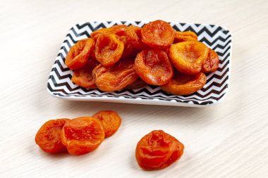 dikdörtgen bir tabakta kuru kayısı