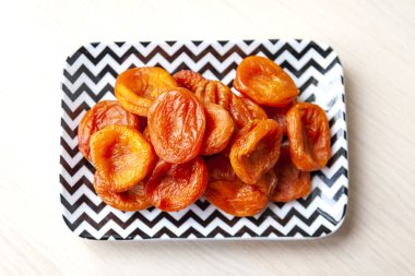 dikdörtgen bir tabakta kuru kayısı