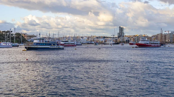Sliema Malta Enero 2019 Botes Pie Pintoresca Bahía Iluminan Con — Foto de Stock