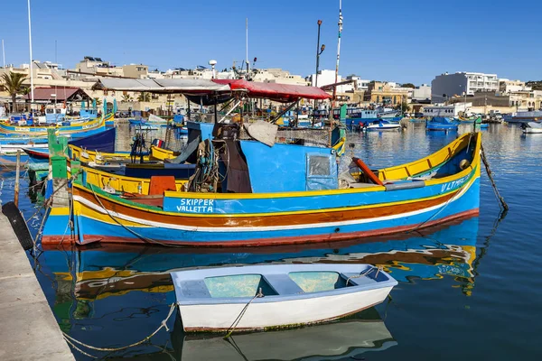 Marsaxlokk, Malta'da, 8 Ocak 2019. Geleneksel rengarenk balıkçı tekneleri körfezde yüzmek