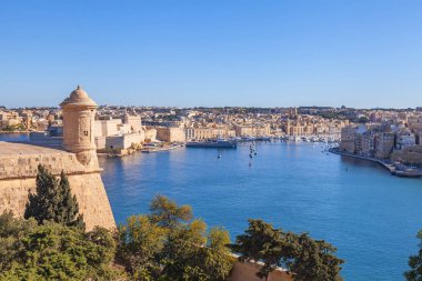 Valletta, Malta, üzerinde 8 Ocak 2019. Anket platformu bir görünümden pitoresk Körfez ve üç şehirler