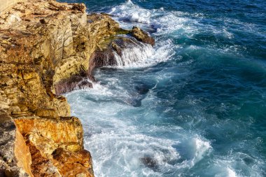 Akdeniz manzaralı kayalık kıyısından dalgalar pitoresk deniz