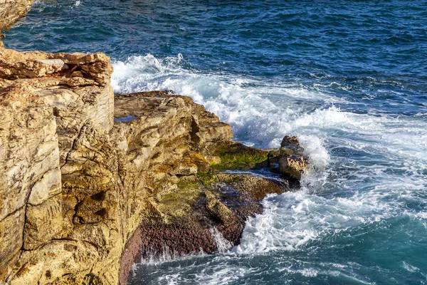 Pintorescas Olas Marinas Cerca Costa Rocosa Del Mar Mediterráneo —  Fotos de Stock