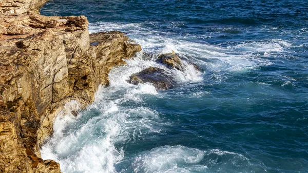 Ondas Marinhas Pitorescas Perto Costa Rochosa Mar Mediterrâneo — Fotografia de Stock