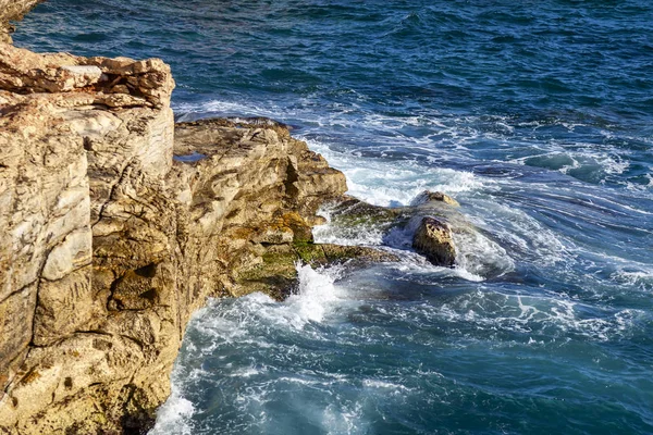 Pintorescas Olas Marinas Cerca Costa Rocosa Del Mar Mediterráneo —  Fotos de Stock