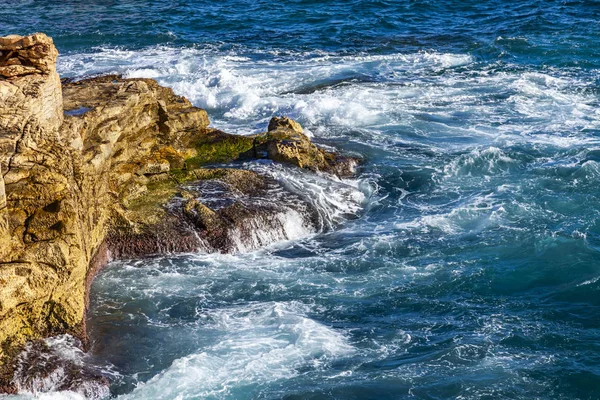 Pintorescas Olas Marinas Cerca Costa Rocosa Del Mar Mediterráneo —  Fotos de Stock