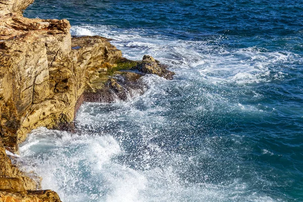 Malerische Meereswellen Nahe Der Felsigen Küste Des Mittelmeeres — Stockfoto