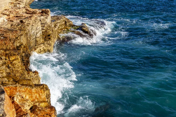 Onde Pittoresche Vicino Alla Costa Rocciosa Del Mar Mediterraneo — Foto Stock