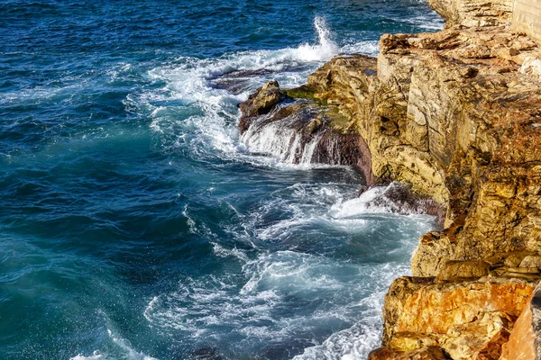 Pintorescas Olas Marinas Cerca Costa Rocosa Del Mar Mediterráneo —  Fotos de Stock