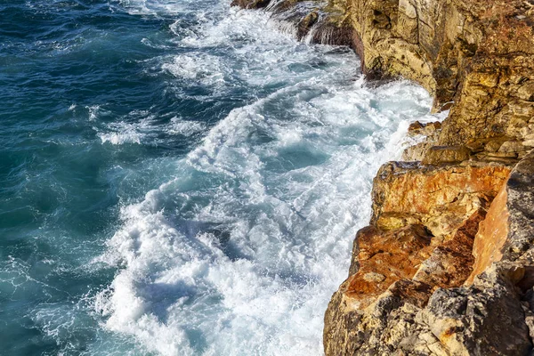 Pintorescas Olas Marinas Cerca Costa Rocosa Del Mar Mediterráneo —  Fotos de Stock