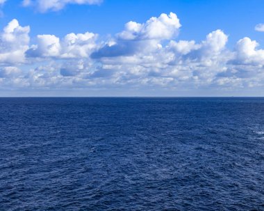 Pitoresk deniz manzara. Su ile Güneş yaktı