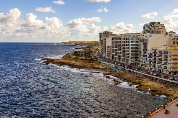 Sliema, Malta, 5 Ocak 2019 tarihinde. Bay pitoresk dolgu ile güneşin bir yağmur sonra şafakta yaktı