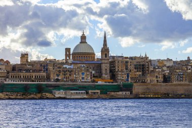 Valletta, Malta, üzerinde 8 Ocak 2019. Sabahın erken saatlerinde denizden şehir geleneksel panoramik manzaralı