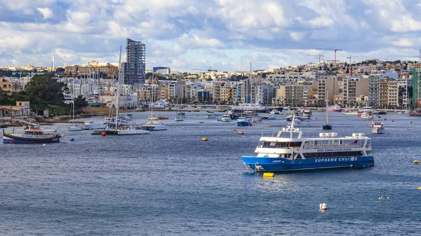 Sliema Malta Enero 2019 Los Botes Pie Pintoresca Bahía Iluminan — Foto de Stock