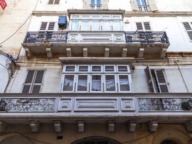 Sliema, Malta, 5 Ocak 2019 tarihinde. Geleneksel bir ev bir cephe parçası. Malta mimarisi ve bir ülke sembolleri - karmaşık bir balkon karakteristik bir detay