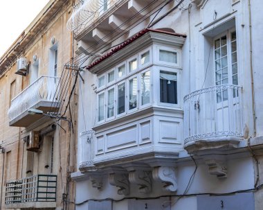 Sliema, Malta, 5 Ocak 2019 tarihinde. Geleneksel bir ev bir cephe parçası. Malta mimarisi ve bir ülke sembolleri - karmaşık bir balkon karakteristik bir detay