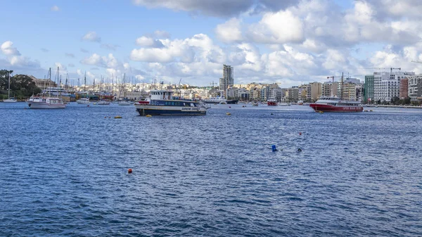 Sliema Malta Enero 2019 Botes Pie Pintoresca Bahía Iluminan Con — Foto de Stock
