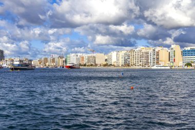 Sliema, Malta, 5 Ocak 2019 tarihinde. bir mesafe koyunda pitoresk dolgu ile Güneş yaktı 