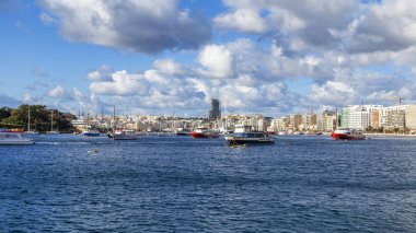 Sliema, Malta, 5 Ocak 2019 tarihinde. bir mesafe koyunda pitoresk dolgu ile Güneş yaktı 