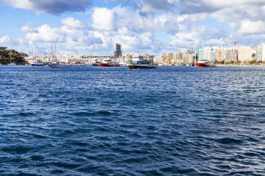 Sliema, Malta, 5 Ocak 2019 tarihinde. bir mesafe koyunda pitoresk dolgu ile Güneş yaktı 