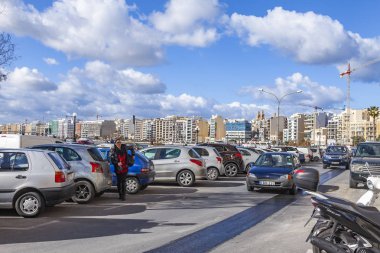 Sliema, Malta, 5 Ocak 2019 tarihinde. sabah güneş yaktı Bay pitoresk setin görüntüleyin. Arabalar kaldırım Park