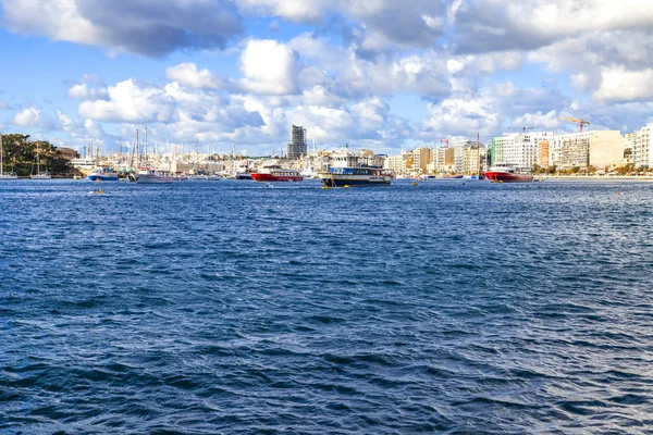 Sliema Malta Enero 2019 Pintoresco Terraplén Bahía Una Distancia Iluminada — Foto de Stock