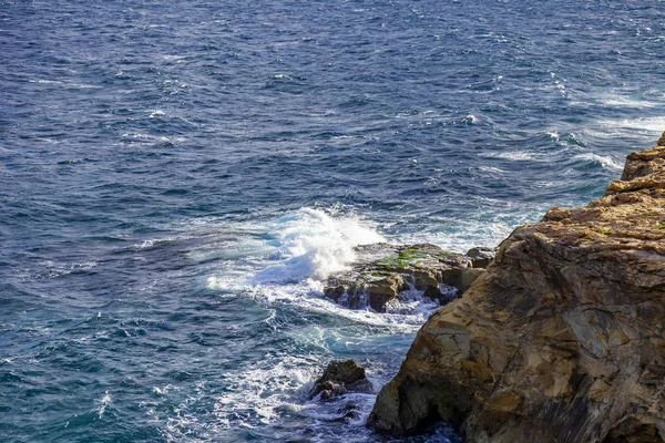 Pintorescas Olas Marinas Con Espuma Cerca Costa Rocosa Del Mar — Foto de Stock