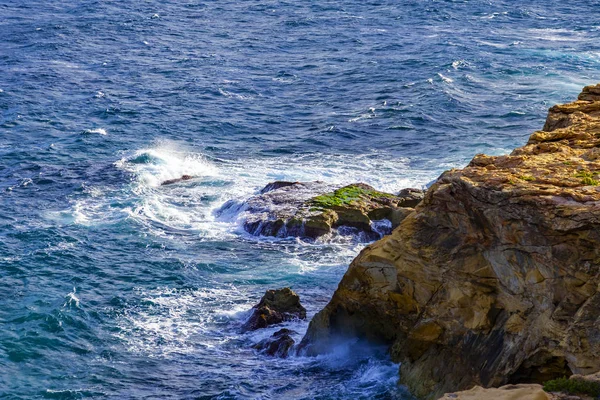 Pintorescas Olas Marinas Con Espuma Cerca Costa Rocosa Del Mar — Foto de Stock