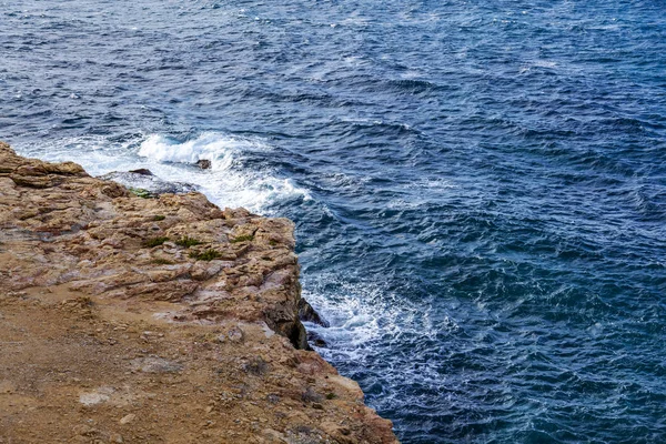 Malebné Mořské Vlny Pěnou Skalnatého Pobřeží Středozemního Moře Jsou Osvětleny — Stock fotografie