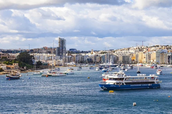 Sliema Malta Enero 2019 Los Botes Pie Pintoresca Bahía Iluminan — Foto de Stock