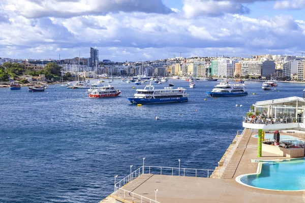 Σλιέμα Μάλτα Στις Ιανουαρίου 2019 Περπάτημα Βάρκες Στο Γραφικό Κόλπο — Φωτογραφία Αρχείου