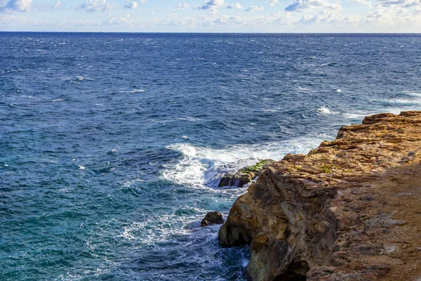Pintorescas Olas Marinas Con Espuma Cerca Costa Rocosa Del Mar —  Fotos de Stock