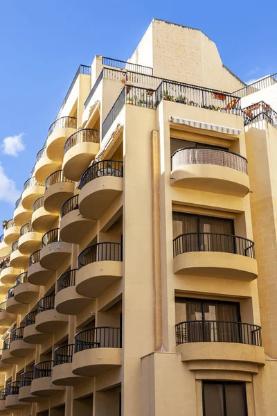 Sliema, Malta, 5 Ocak 2019 tarihinde. Modern şehir mimarisi. Multystoried bina cephe parçası