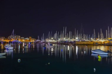 Sliema, Malta, 5 Ocak 2019 tarihinde. Gece bak. defne suya yansıyan akşam yangınlar ile Bay pitoresk setin yaktı
